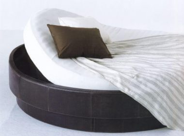機能性を高めた円形ベッドのリラックスコーデ