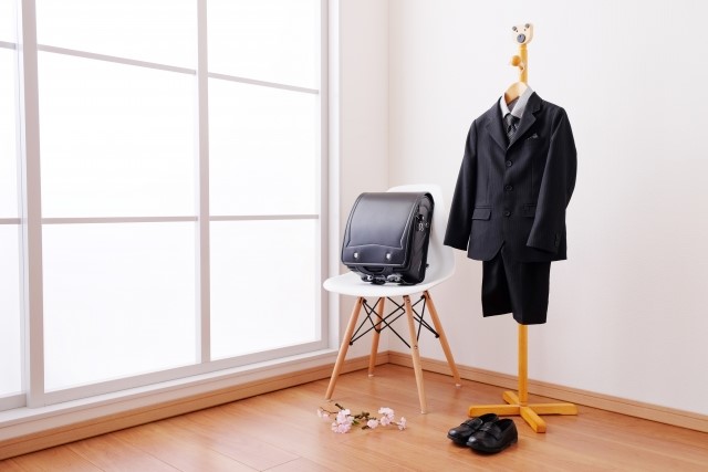 実は椅子選びが大事!?学習机のセールには現地に親子で行くべき理由
