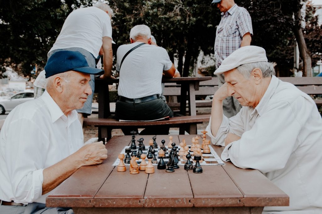 チェスをする老人