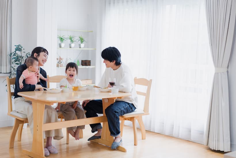 家族で団欒するダイニングの風景
